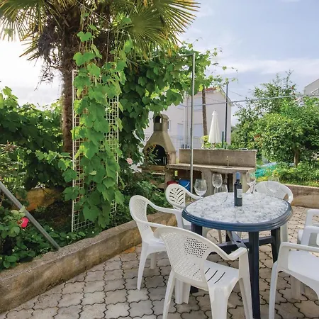 Gorgeous In Okrug Gornji With Kitchen Apartment