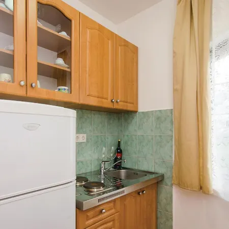 Apartment Gorgeous In Okrug Gornji With Kitchen *