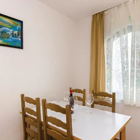 Apartment Gorgeous In Okrug Gornji With Kitchen *