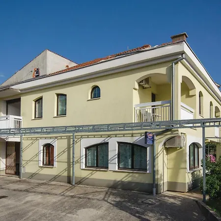 Gorgeous In Okrug Gornji With Kitchen *