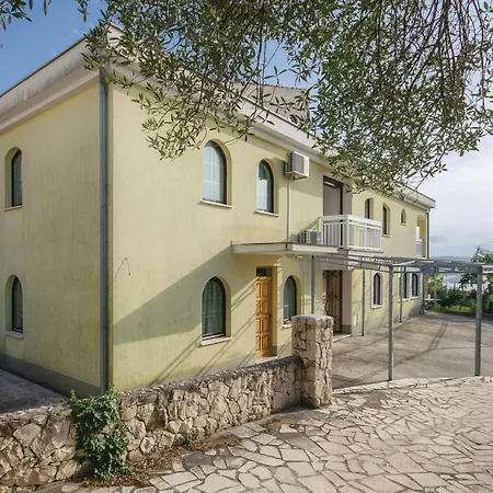 Gorgeous In Okrug Gornji With Kitchen Apartment
