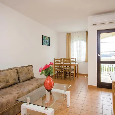 Gorgeous In Okrug Gornji With Kitchen Apartment *