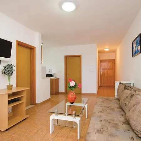 Apartment Gorgeous In Okrug Gornji With Kitchen